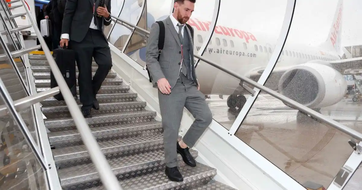 Messi llegó a Milán, pero Piqué se llevó la atención del público