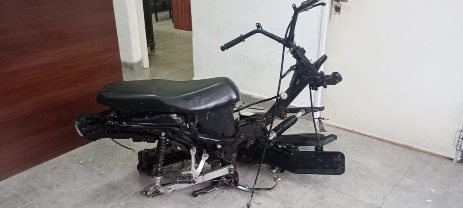 Uno de los vehículos se encontraba sin motor ni ruedas