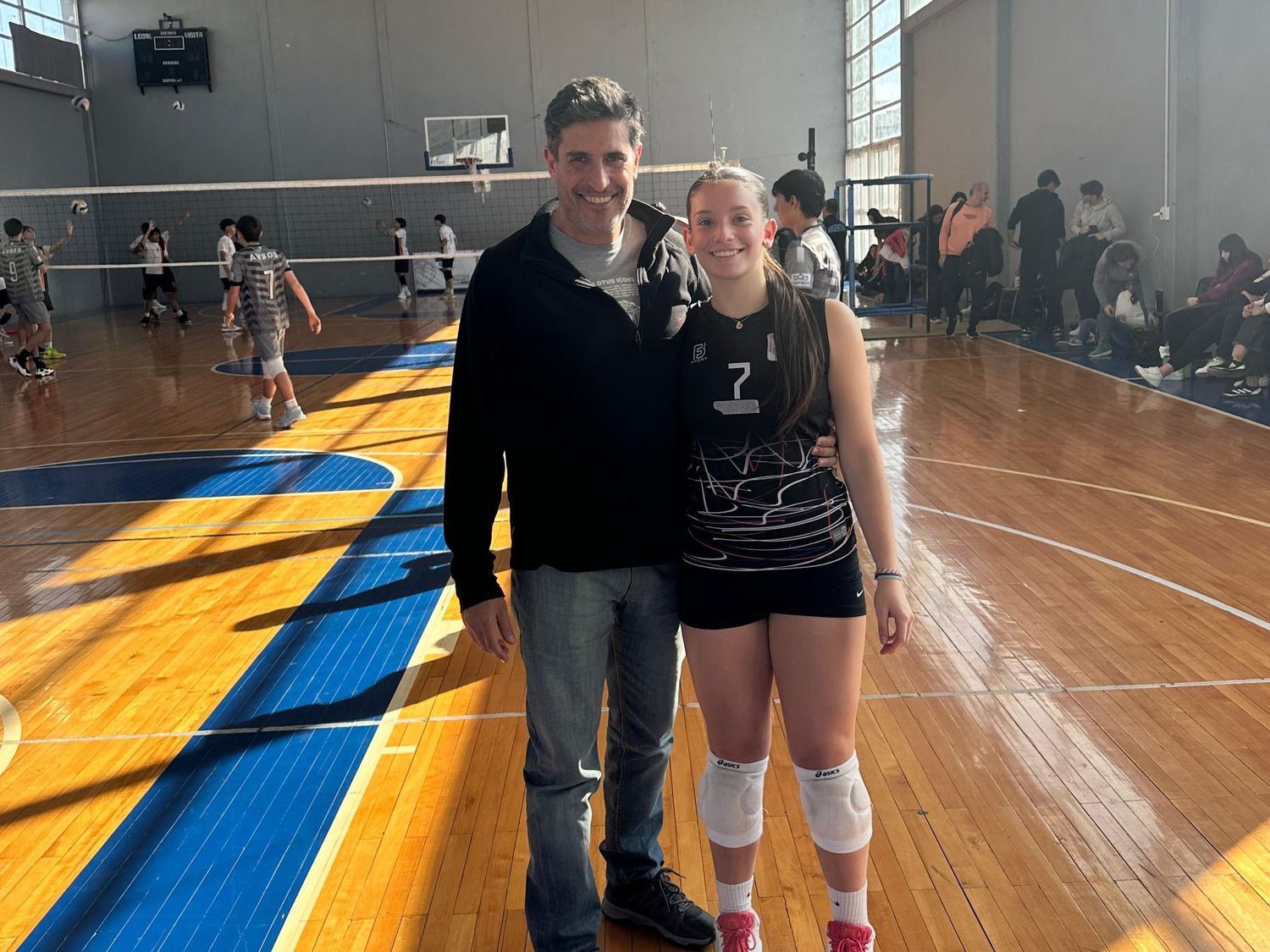 Sol en una de sus presentaciones, acompañada de su padre. Foto: Gentileza.