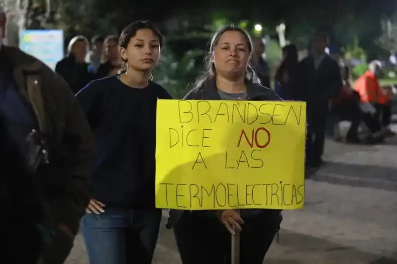 Más de 300 vecinos se manifestaron durante las más de 4 horas que duró la sesión. FOTO: El Editor Platense.