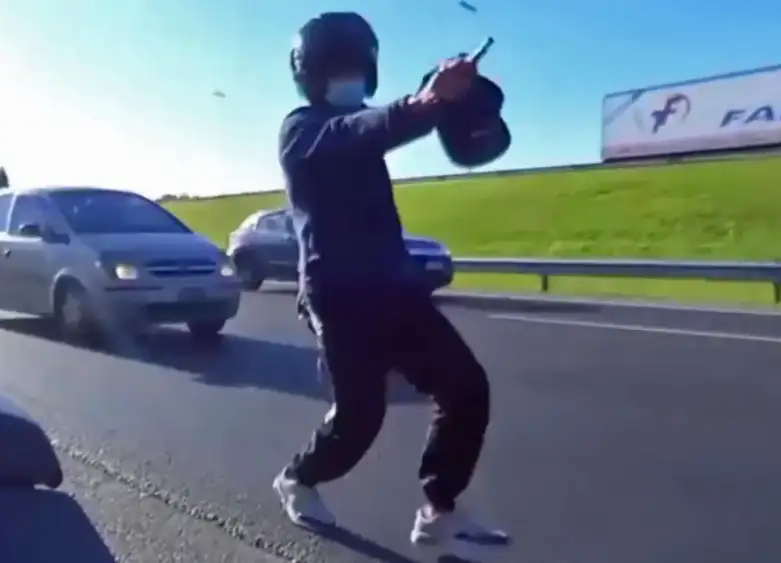 Escalofriante robo en vivo: dos motochorros lo asaltaron en plena Panamericana