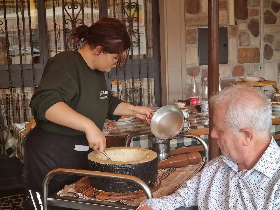 Las tareas domésticas y la paridad de género sobresalen en la encuesta de Voices para el Día de la Mujer.