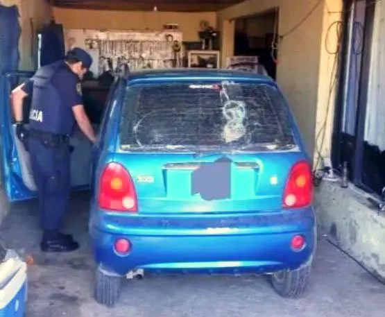 Secuestraron un auto aprehendieron a un sospechoso en una casa de la 67