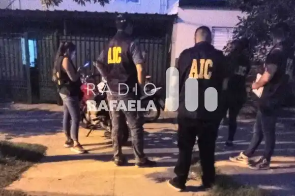 Luego de un allanamiento domiciliario, encontraron elementos robados y frascos de marihuana