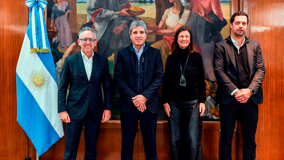 Luis Toto Caputo y Pablo Lavigne recibieron a Marcellus Puig y Angie Seltzer de Volkswagen Argentina