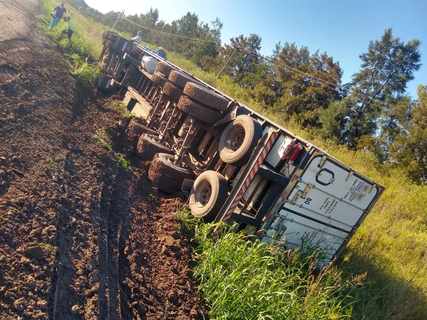 Volcó su camión al detenerse para brindar ayuda a un compañero