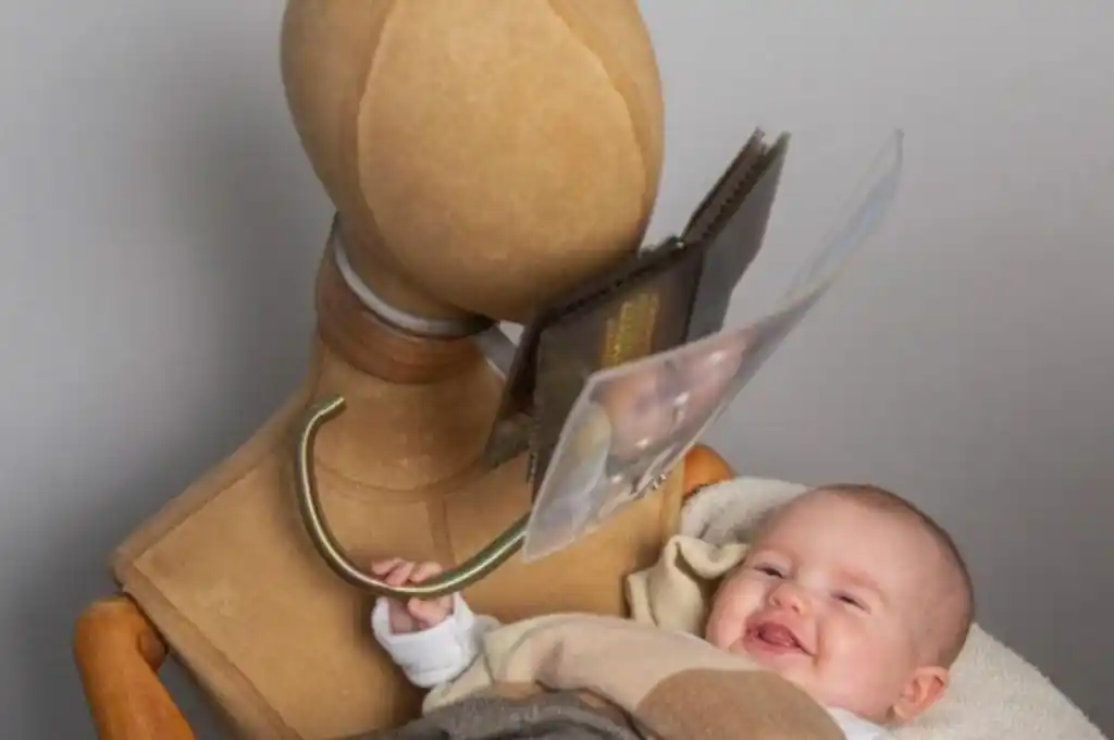 Dieron a luz las primeras dos bebés concebidas por un robot