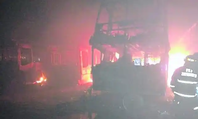 Otra vez se incendiaron colectivos en un depósito de Monticas