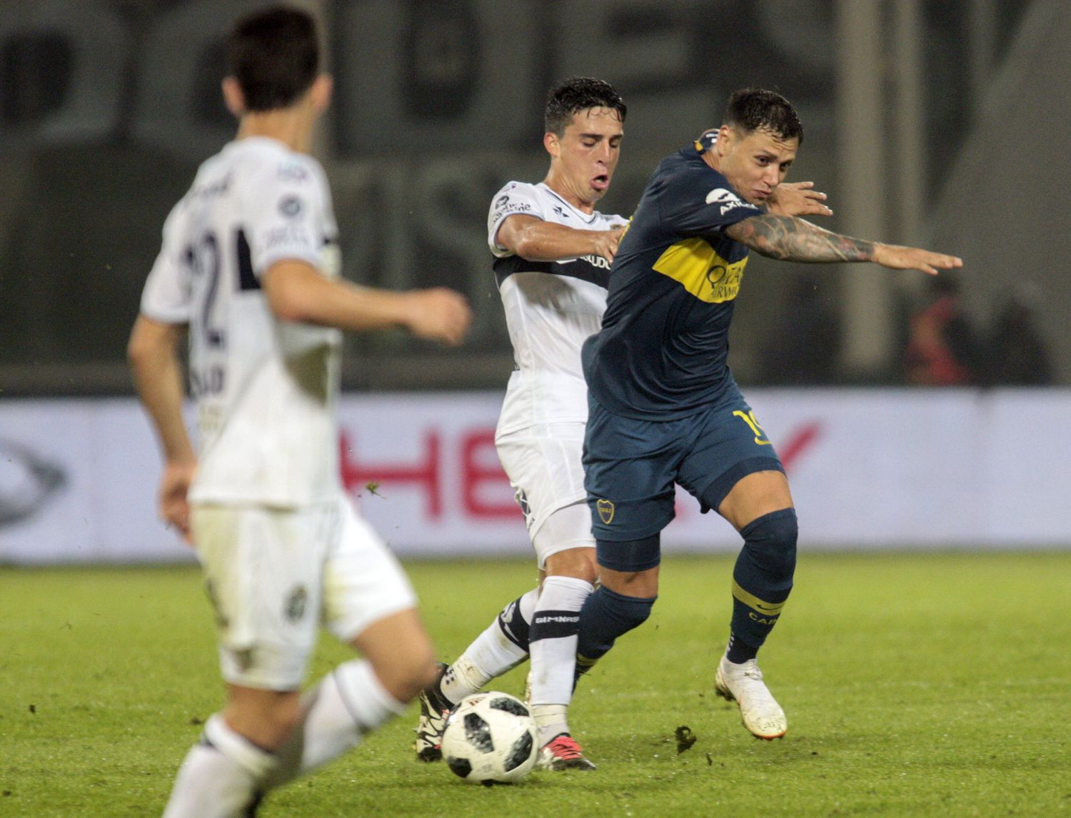 Gimnasia amargó a Boca y se metió en cuartos