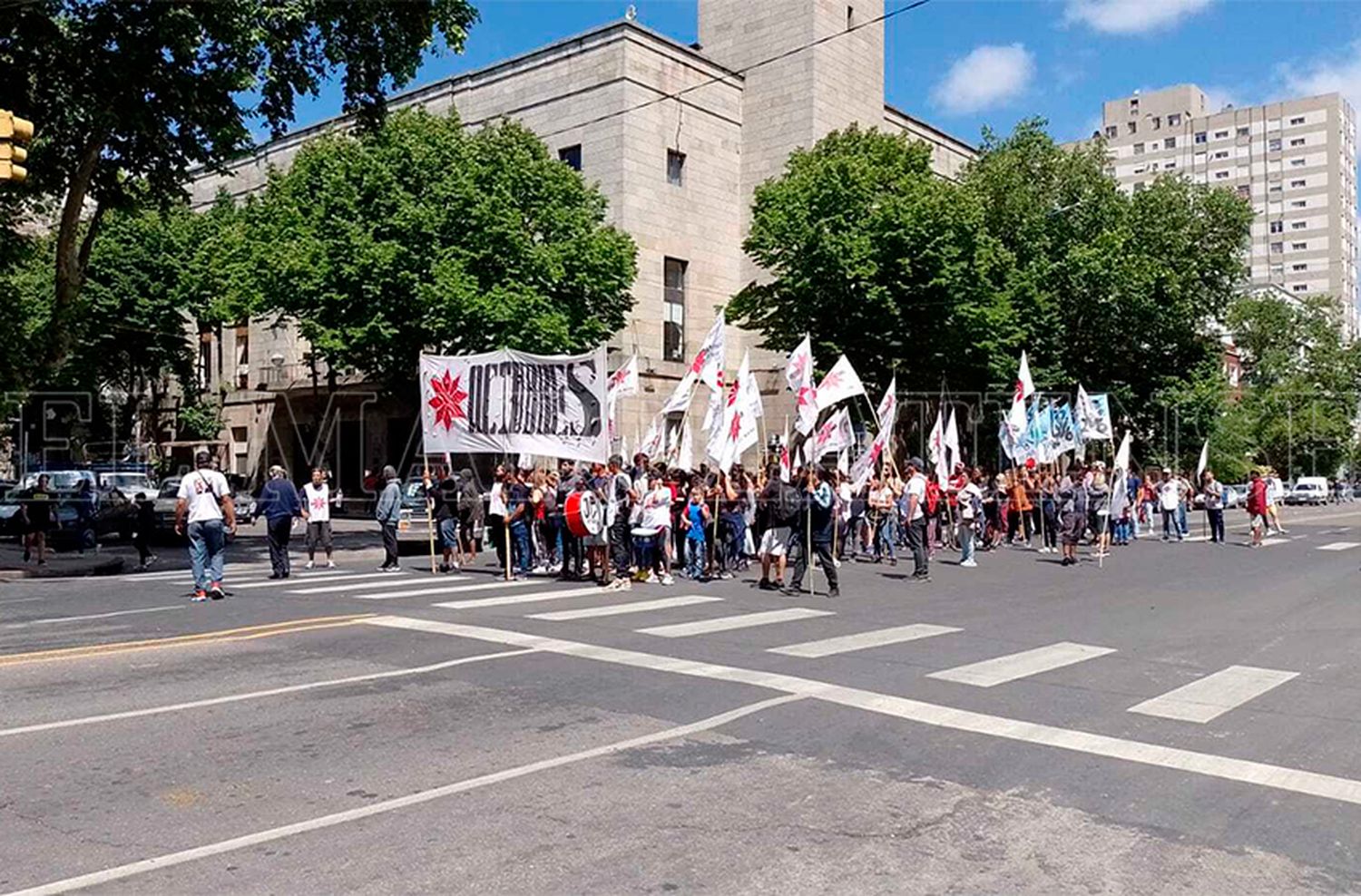 Multitudinaria marcha piquetera en el micro centro: reclaman alimentos y un bono del 50% del salario