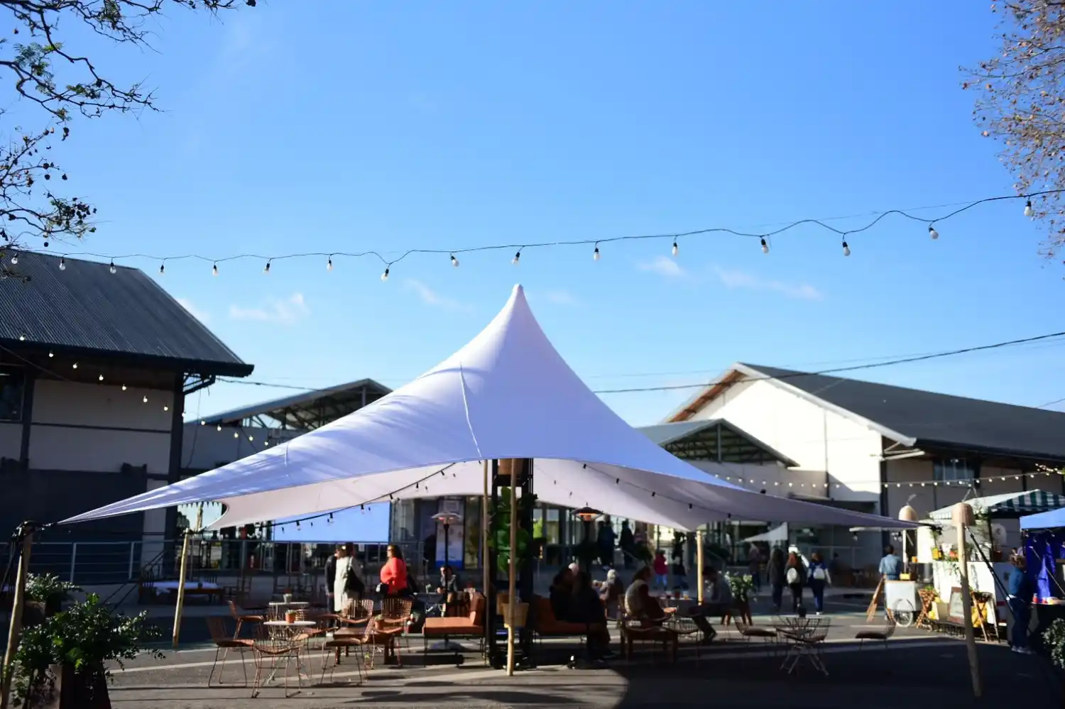 Comenzó la Feria del Libro Paraná Lee y este sábado abre al público