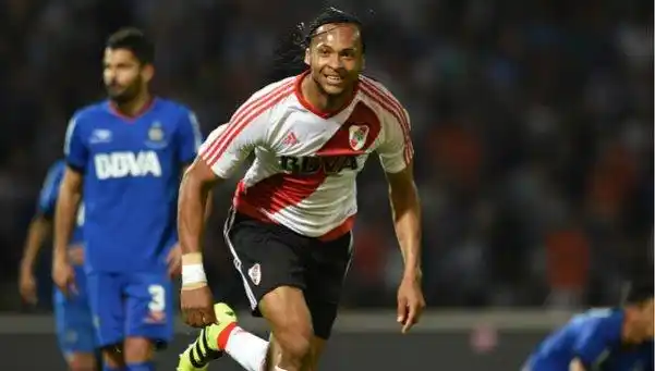 Mina, entre el sueño por el gol y la pelota pinchada