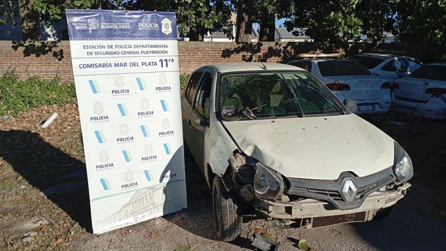 Robaron un auto, los persiguió la policía, chocaron y fueron capturados