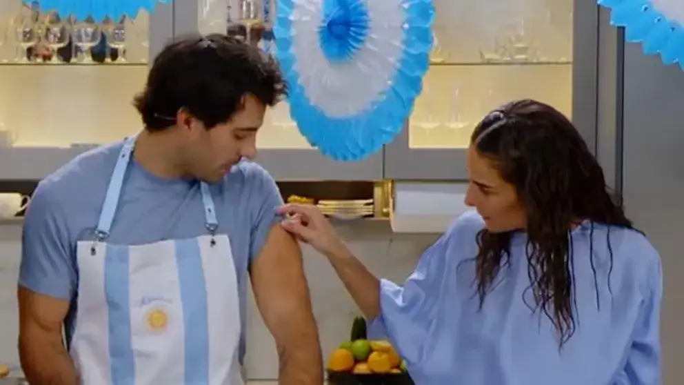 La escena en Almorzando con Juana comenzó cuando Juana Viale le levantó la manga a Manu Urcera para ver las cicatrices de su brazo