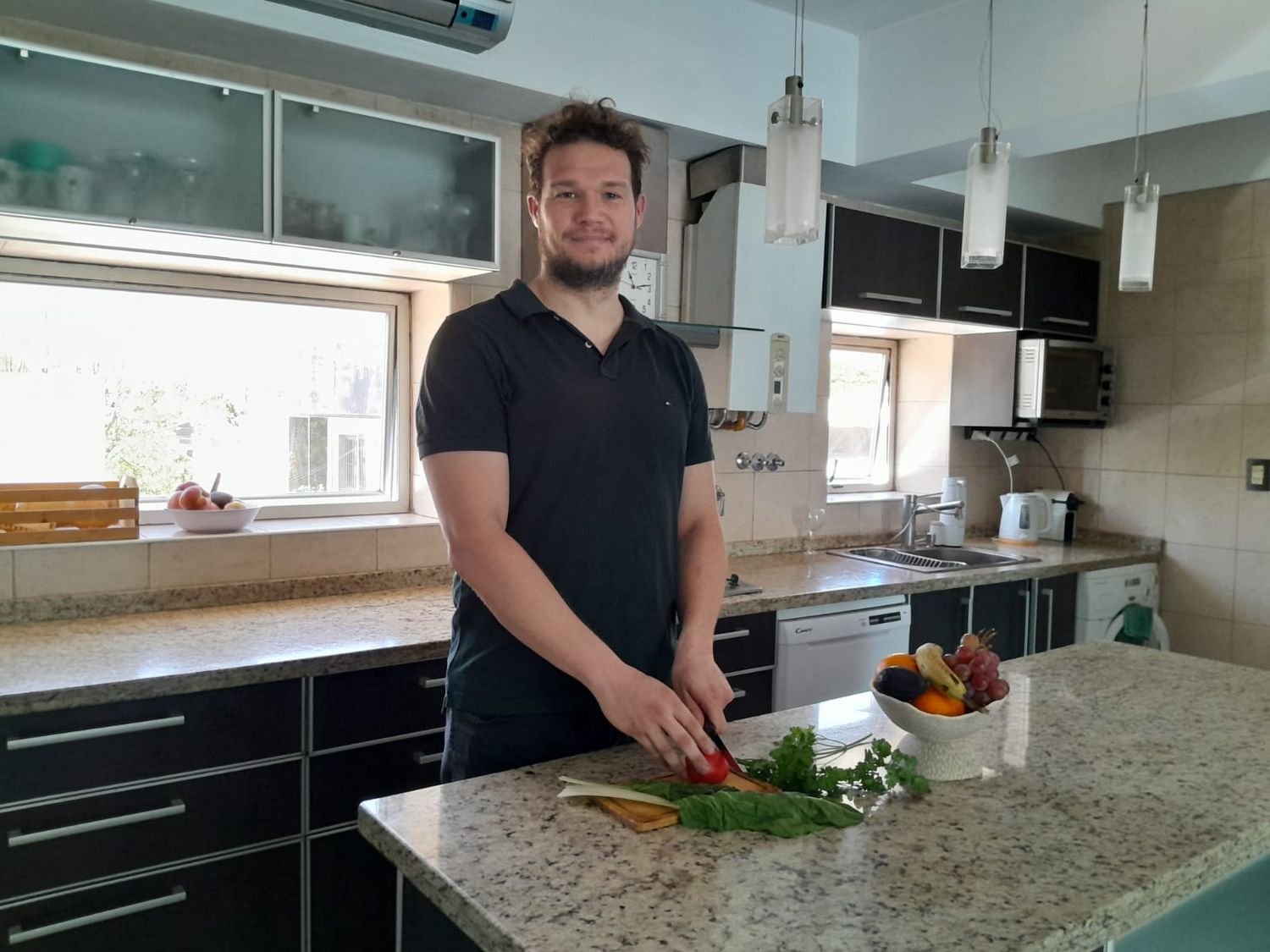 Verduras y frutas en su mesada. Matías prefiere no comer carne y se siente bien