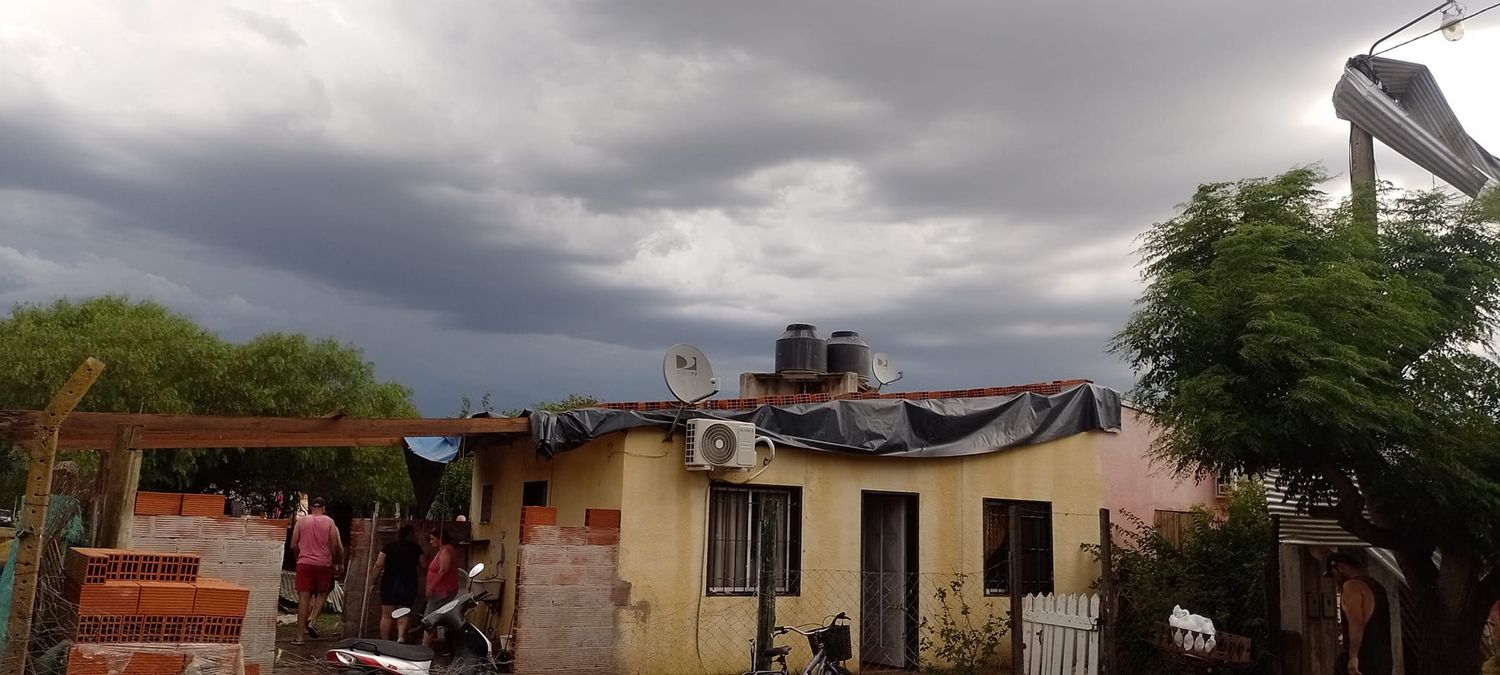 Tras la tormenta, asisten a la familia de Gobernador Castro a la que se le voló el techo