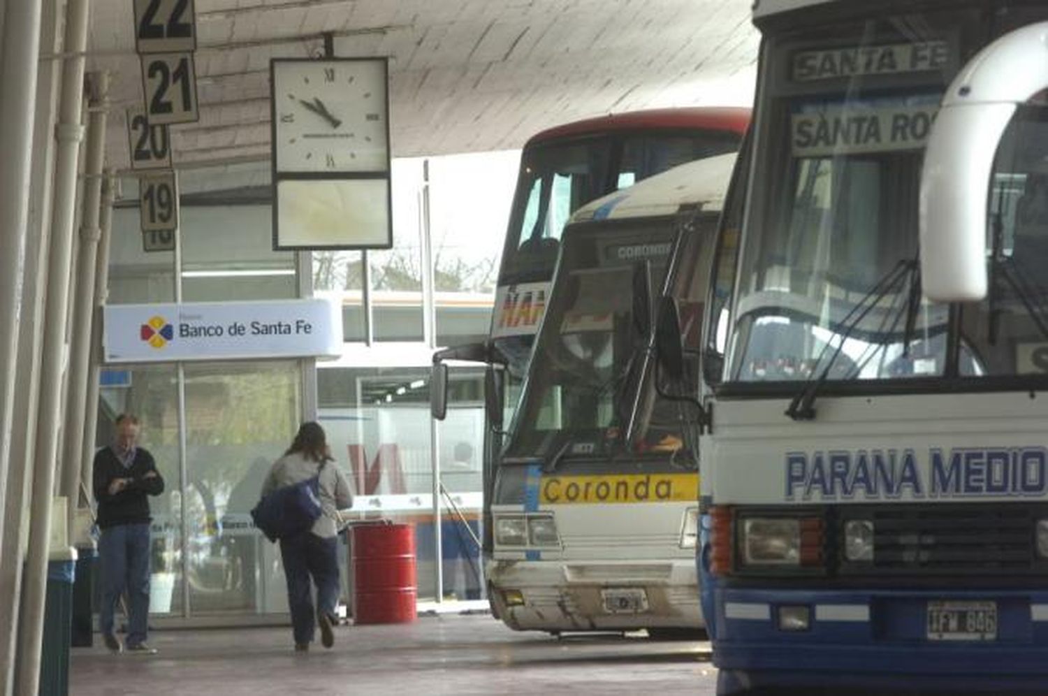 Para actividades habilitadas, autorizan el uso del transporte público de larga distancia