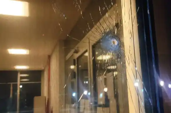 Atacaron a tiros el Centro de Justicia Penal en vísperas del juicio contra el líder de Los Monos