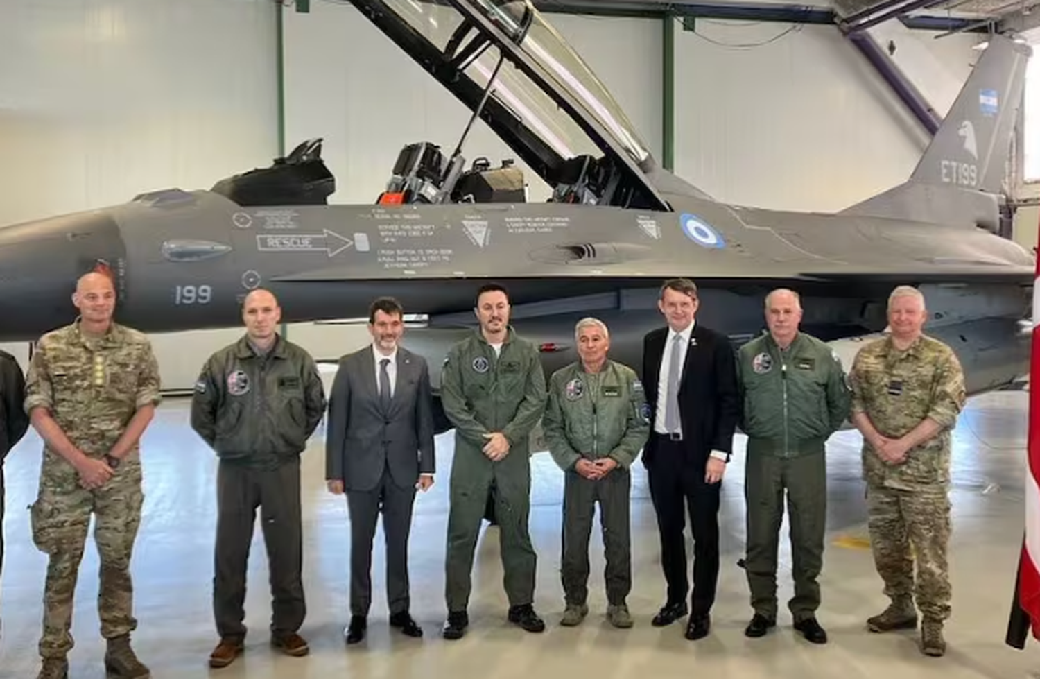 El gobierno oficializó la compra de los aviones F-16 que llegarán a Tandil.