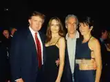 Trump y el fallecido Epstein con dos acompañantes.