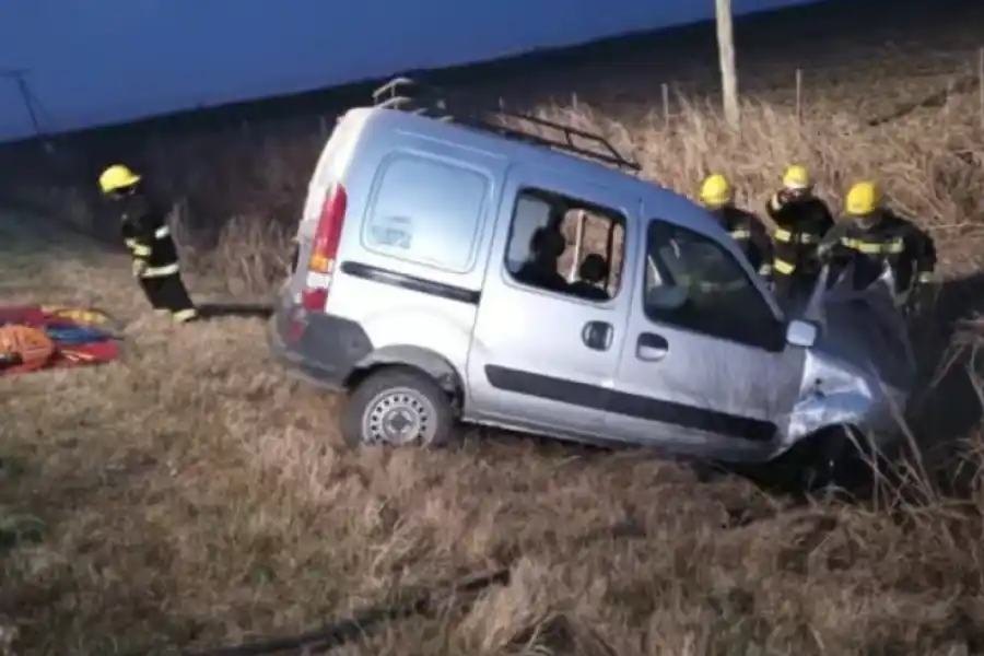 Un conductor se durmió y terminó en la banquina de la Ruta 19