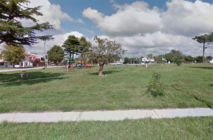 Piden el arreglo de luminarias en una plaza del barrio Las Américas