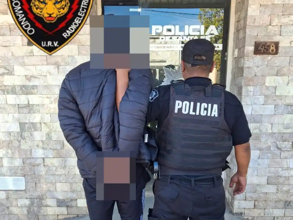 Detuvieron a un joven que arrojó un arma mientras huía de la Policía en el barrio Fátima