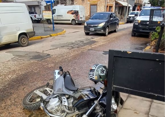 Accidente en pleno centro: un peatón sufrió una fractura tras ser embestido por una moto