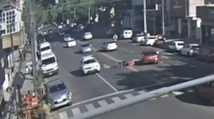 El repartidor quiso acercarse al conductor y este lo atropelló.