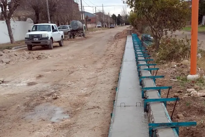 Ya se ejecutó la mitad de la obra de cordón cuneta en Juan N. Fernández