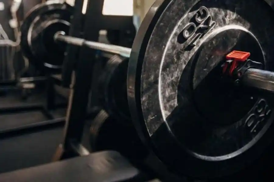 Un joven está en grave estado porque se le cayó una barra con 100 kilos arriba de la tráquea