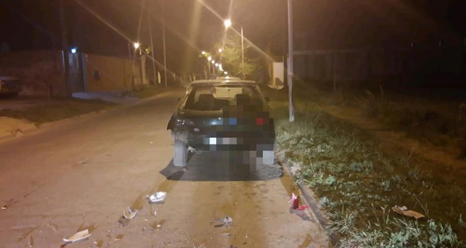 Asistieron en el Hospital a un motociclista que se chocó un auto estacionado