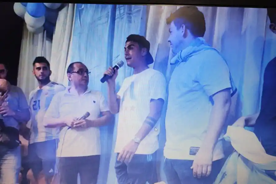 Dybala y una multitud en Laguna Larga