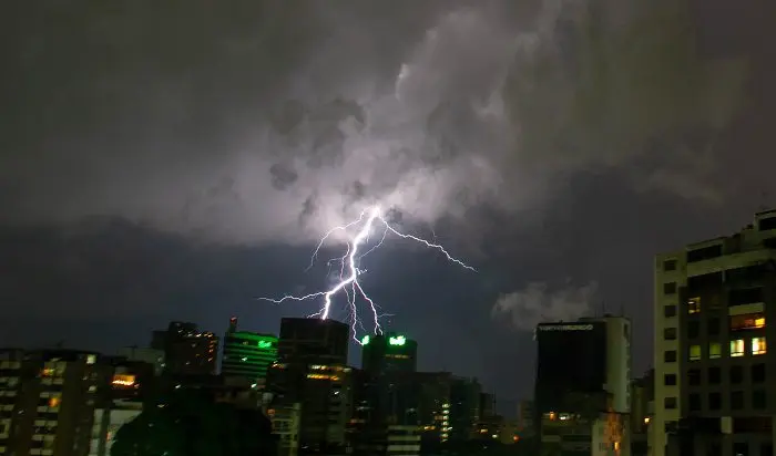 ¡TODO UN DILUVIO! Lluvias y vientos huracanados dejan caos en Caracas, Miranda y Aragua