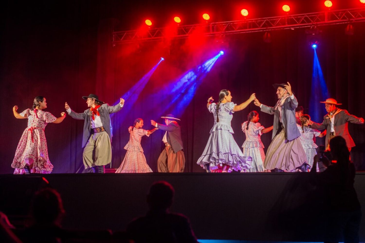 Centro Cultural colmado para participar de la gala del 25 de mayo