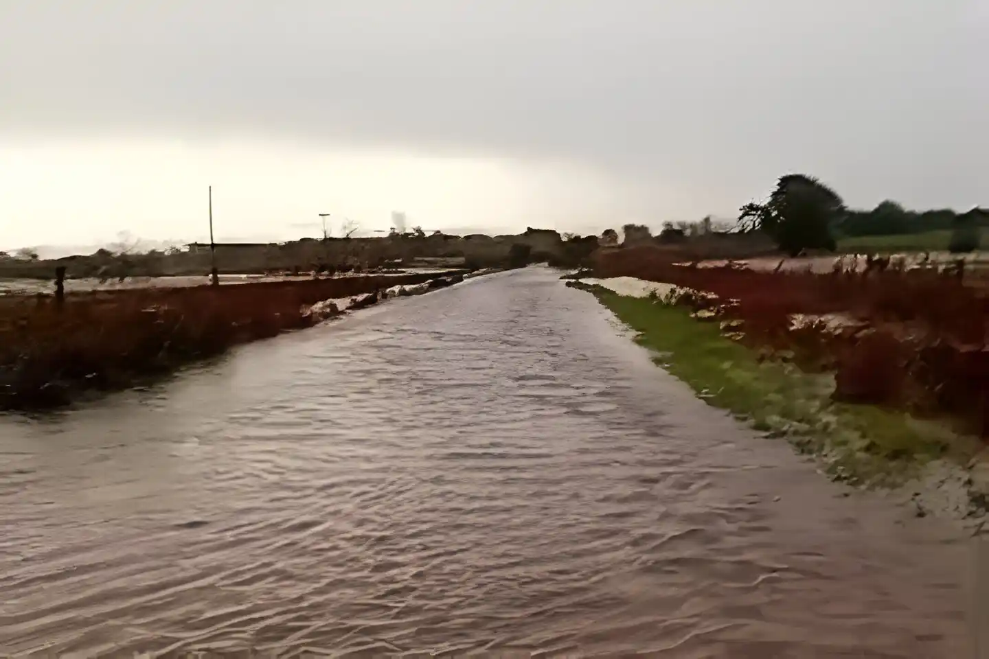 El Espinillo, bajo agua: aislados
