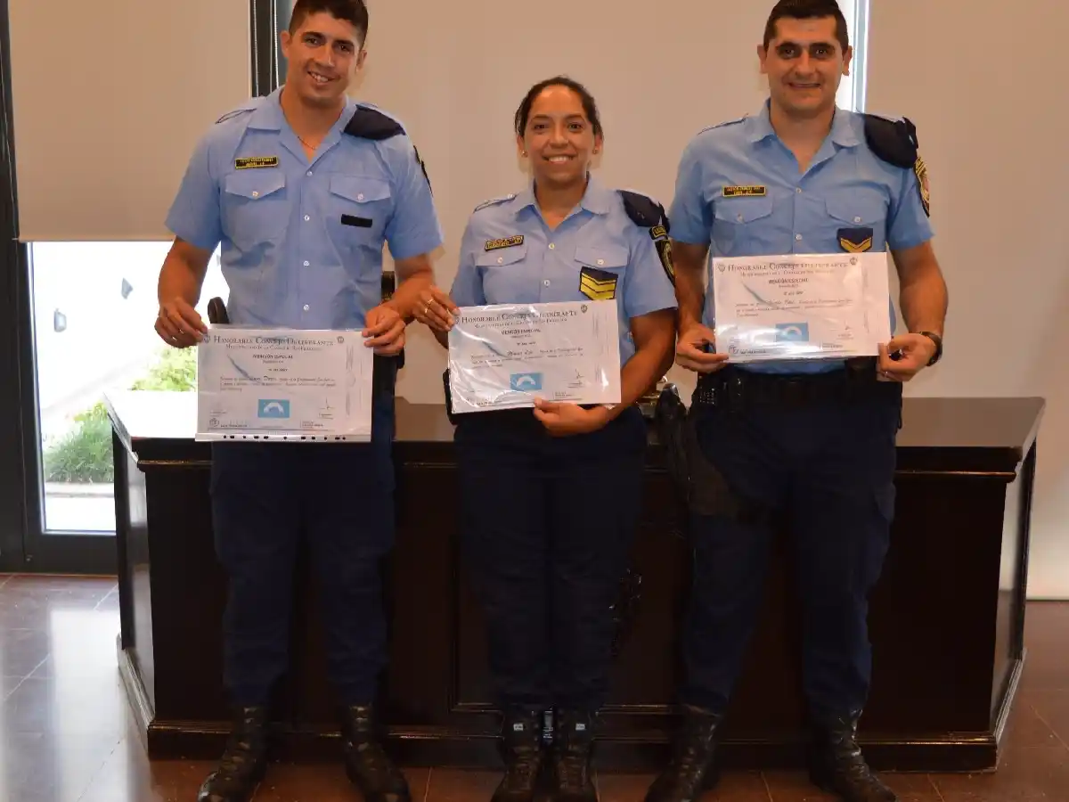 Concejales distinguieron a  los policías que salvaron la  vida de un niño 