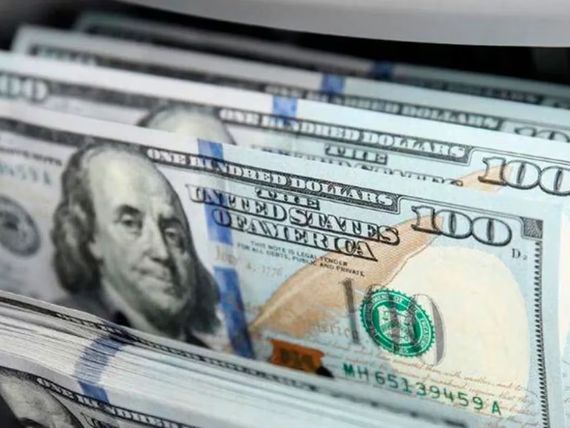 El dólar terminó en 1.375 pesos, con una suba semanal en torno al seis por ciento
