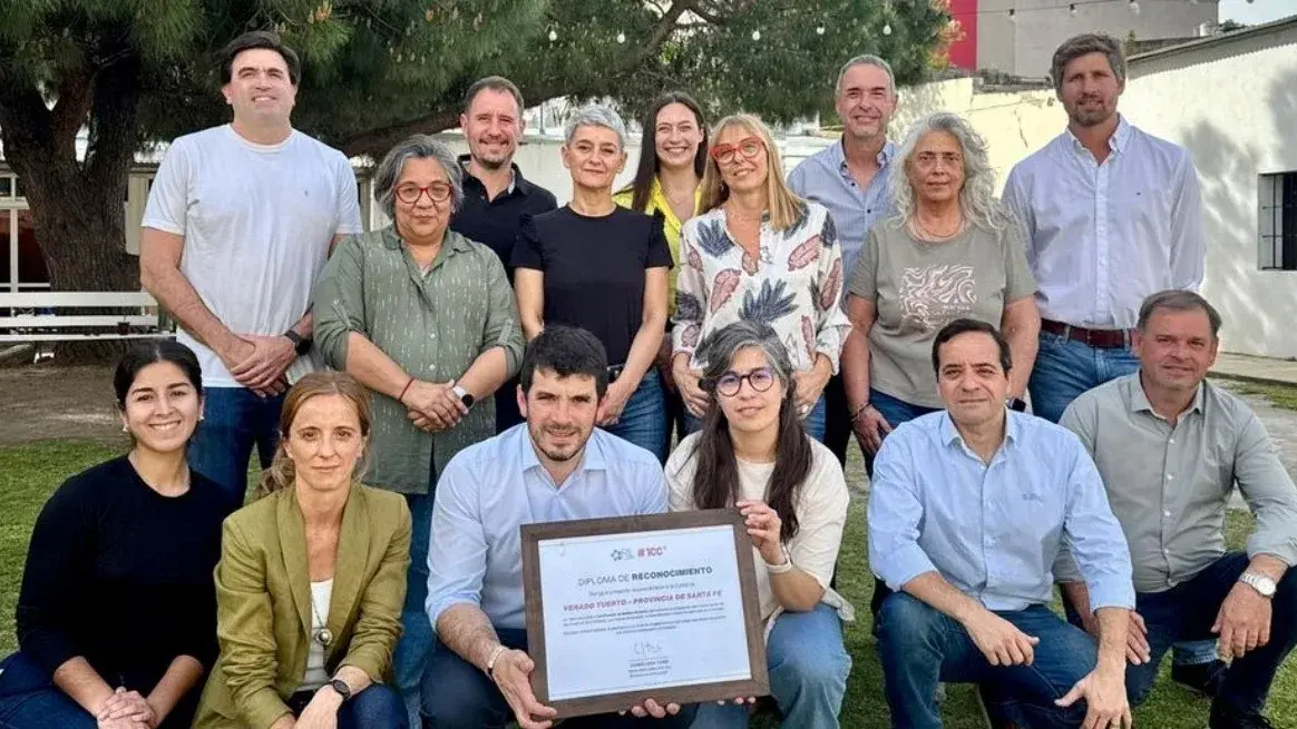 Leonel Chiarella y su equipo de gestión distinguidos por la RIL. Foto: MVT