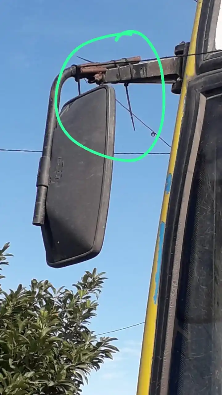 El espejo estaba sostenido con precintos. Ayer se cayó.