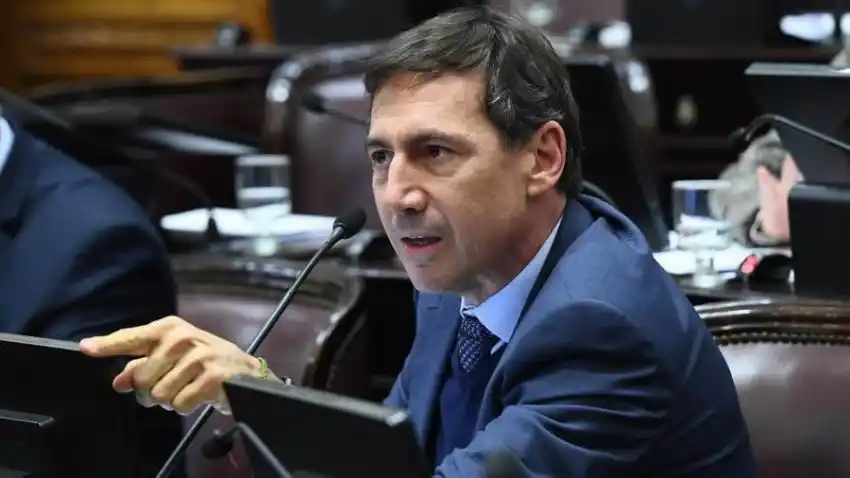 El senador Luis Naidenoff aclaró que todavía “no
está tomada la decisión de habilitar los dos tercios”