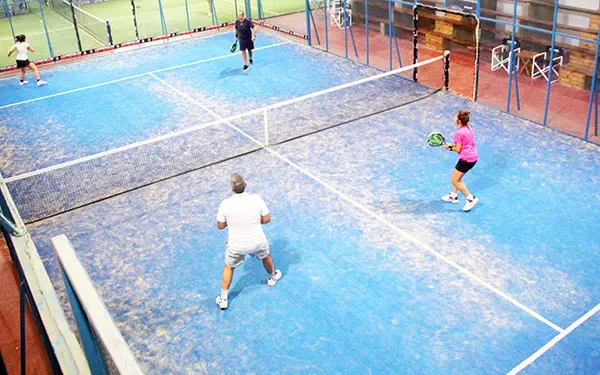 El padel recupera la propuesta competitiva en los complejos