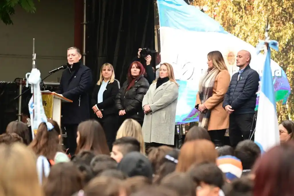 Esteban Echeverría: Fernando Gray tomó la promesa a la bandera a 3.000 estudiantes