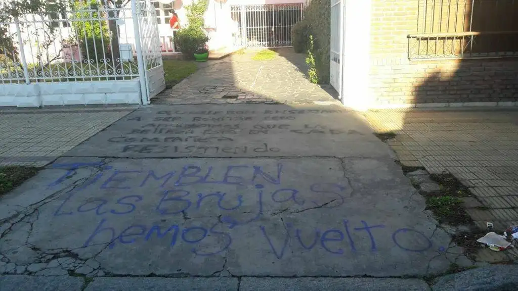 Buscan dialogar con agrupación feminista que realizó pintadas en su local