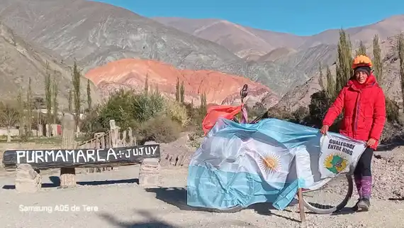 La gualeya Teresita Cardoso alcanzó Purmamarca en su segunda travesía en bicicleta hacia Salta