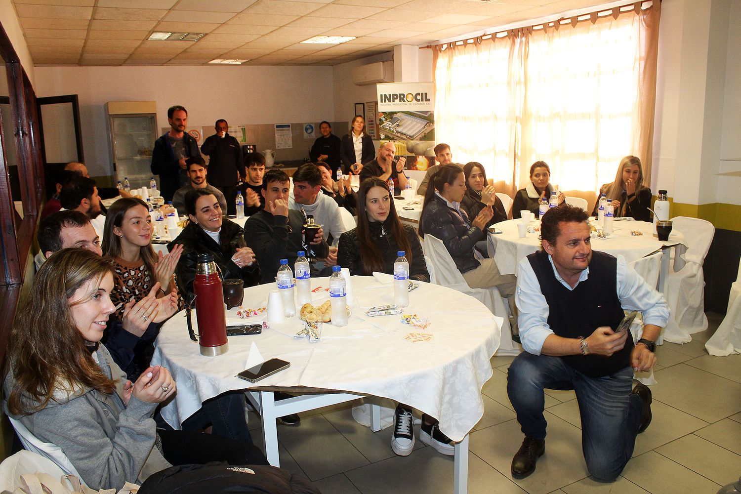 Grupo de jóvenes empresarios que visitó Inprocil.