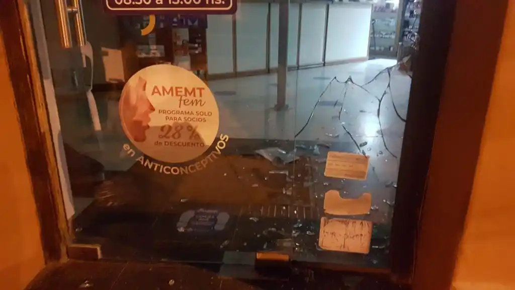 Vandalizaron una farmacia de Amemt