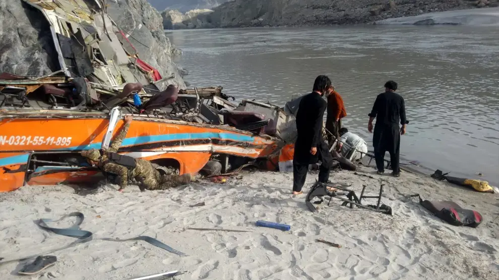 ¡BODA MORTAL! El autobús donde viajaban cayó a un río y solo la novia sobrevive