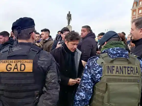 Seguridad: Kicillof entregó patrulleros y motos a General Pueyrredon