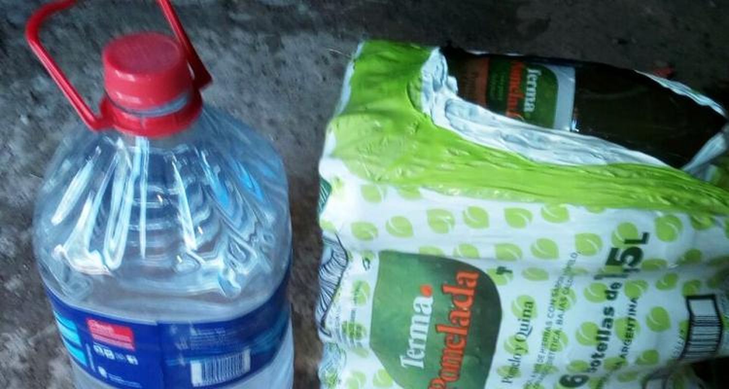 Vecinos de La Tosquera reciben bidones de agua por falta de servicio